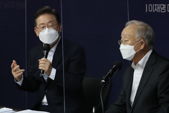 이재명 더불어민주당 대선 후보가 12일 오후 서울 마포구 경총회관에서 열린 10대 그룹 CEO 토크 '넥타이 풀고 이야기합시다'에서 인사말을 하고 있다. <국회사진기자단, 연합뉴스>